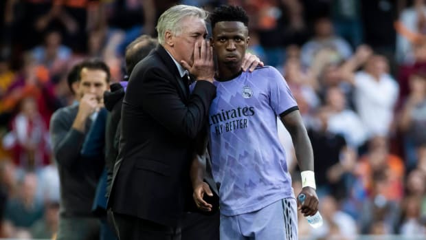 Carlo Ancelotti talking with Vinicius